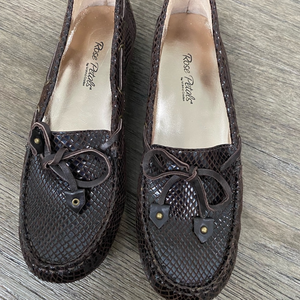 Women’s flats Rose Petals shiny brown shoes size 7